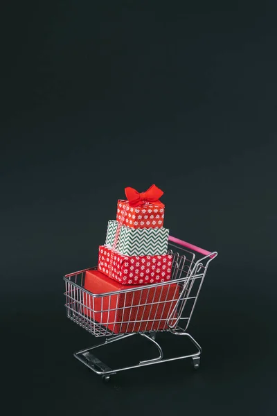 Creative Layout Gift Boxes Shopping Cart Dark Background Shopping Background — Stock Photo, Image