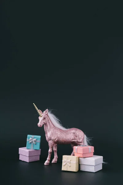 有创意的礼品盒与粉红色闪光独角兽的布局 购物背景 最小的黑色星期五销售概念 — 图库照片