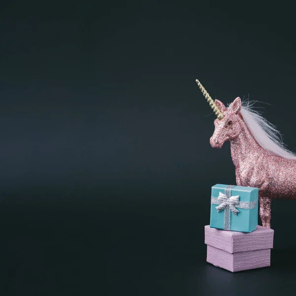 Kreatives Layout Von Geschenkboxen Mit Rosa Glitzereinhorn Einkaufshintergrund Minimales Black — Stockfoto