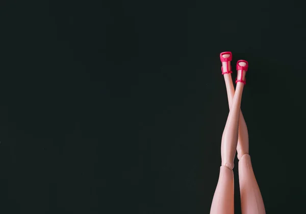 Vrouwelijke Pop Benen Roze Schoenen Tegen Donkere Achtergrond Shopping Concept — Stockfoto