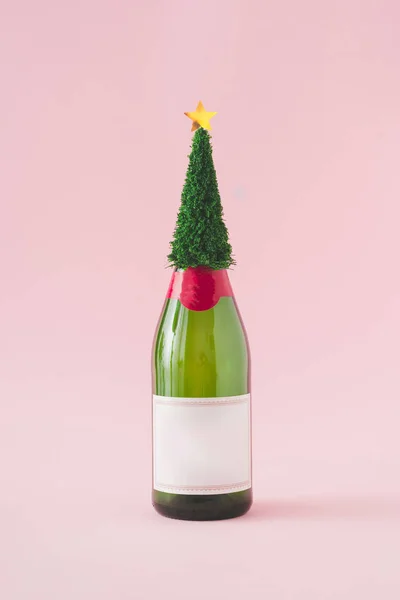 Champagnefles Met Kerstboom Tegen Roze Achtergrond Creatief Nieuwjaar Party Concept — Stockfoto