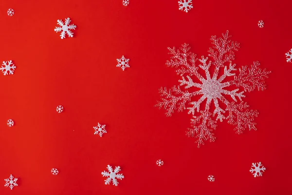 Red Christmas Achtergrond Met Witte Sneeuwvlokken Plat Lag Nieuwjaar Minimale — Stockfoto