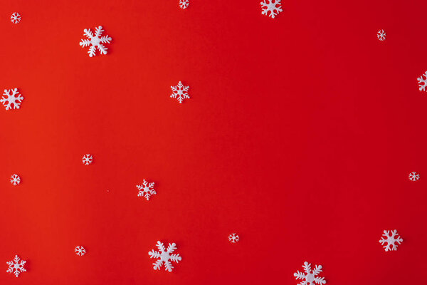 Красный рождественский фон с белыми снежинками. Новый год минимальный
.