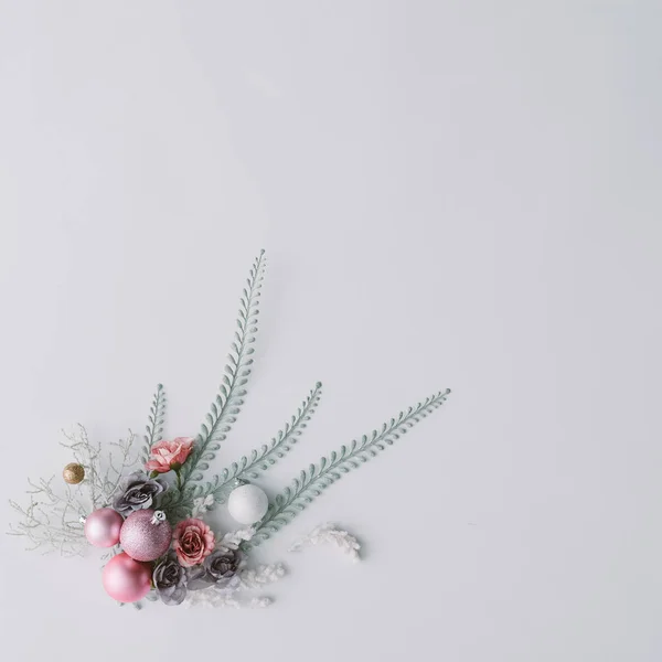 Composition Créative Hiver Naturel Avec Des Fleurs Des Boules Noël — Photo