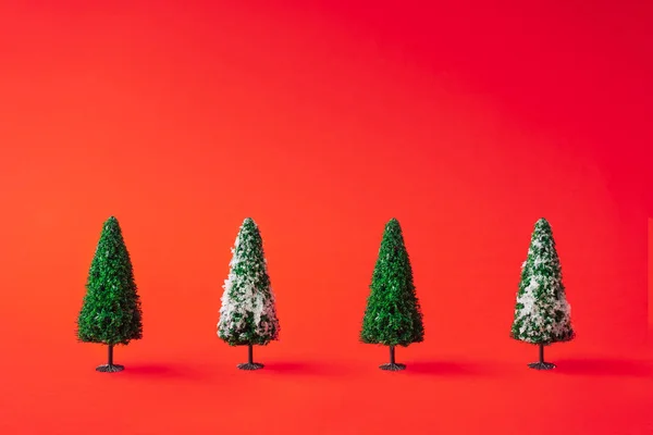 Minimális Összetétele Zöld Karácsony Fák Piros Háttér Koncepció — Stock Fotó