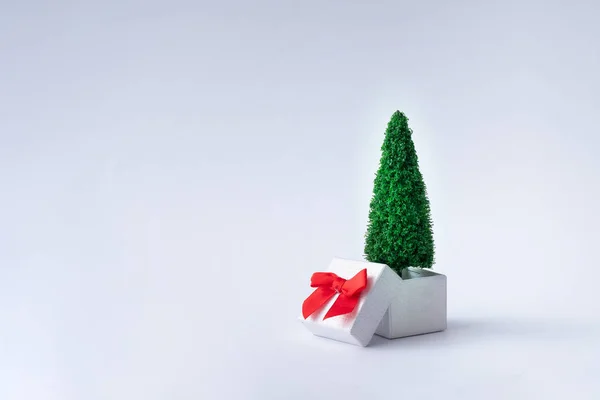 Albero Natale Confezione Regalo Con Fiocco Raso Rosso Sfondo Grigio — Foto Stock