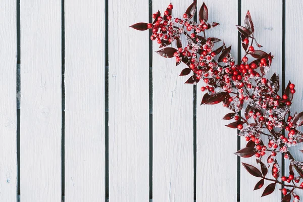Holz Weihnachten Hintergrund Komposition Mit Grüner Mistel Mit Roten Beeren — Stockfoto