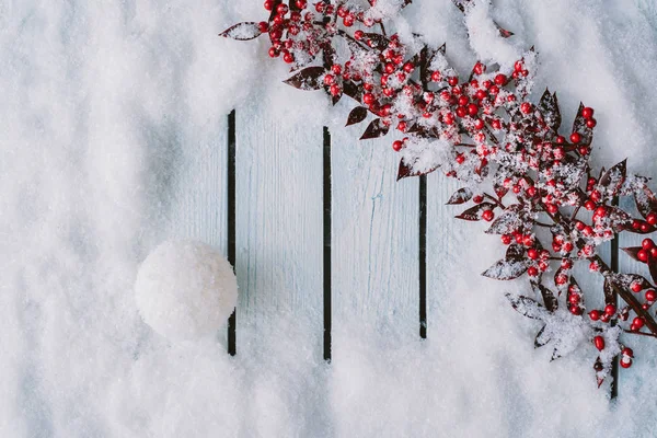 Snowy Christmas Background Composition Green Mistletoe Red Berries Top View — Stock Photo, Image