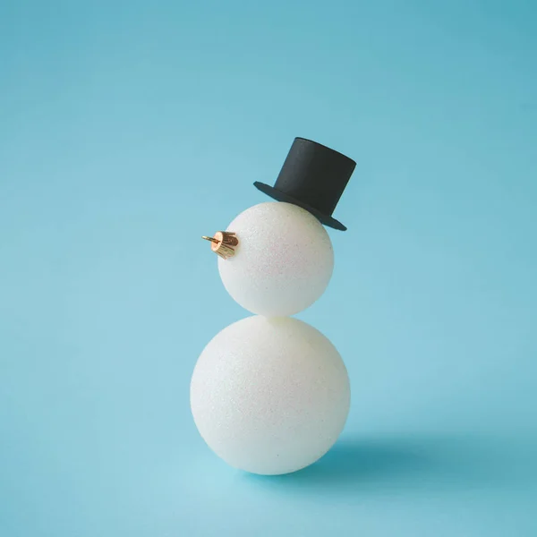 Snømann Laget Julepynt Pastellblå Bakgrunn Kreativt Vinterkonsept stockbilde