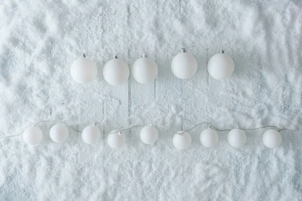 Fundo Mesa Madeira Branco Com Neve Luzes Decoração Bola Conceito — Fotografia de Stock