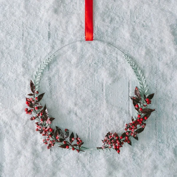 Креативне Різдво Мінімальний Природний Вінок Білому Дерев Яному Столі Снігом — стокове фото