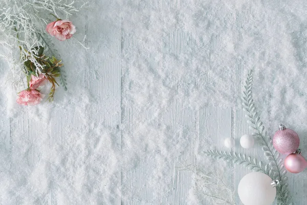 Fond Table Bois Blanc Avec Neige Roses Avec Branches Décorations — Photo