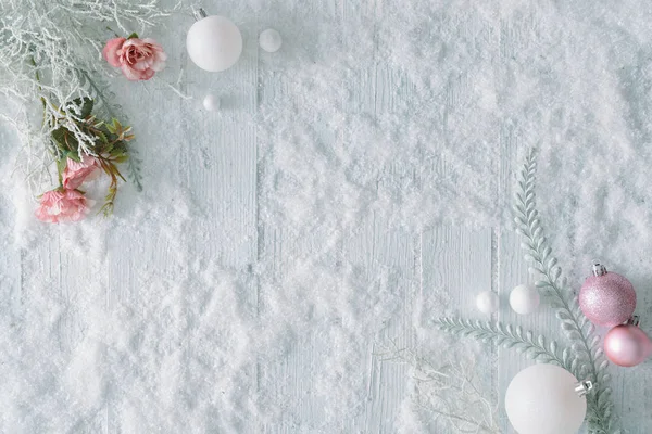 Weißer Holztischhintergrund Mit Schnee Und Rosen Mit Zweigen Und Weihnachtskugeldekoration — Stockfoto