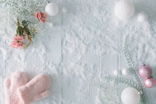 Witte Houten Achtergrond Met Sneeuw Rozen Met Takken Kerstballen Wanten — Stockfoto