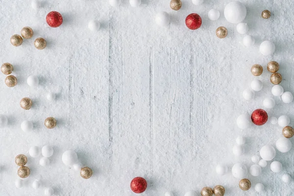 Weihnachten Hintergrundkomposition Mit Schnee Und Kugeldekorationen Ansicht Von Oben — Stockfoto