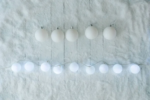 Fundo Mesa Madeira Branco Com Neve Luzes Decoração Bola Conceito — Fotografia de Stock