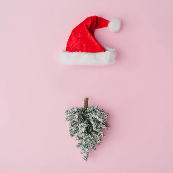 Porträt Von Weihnachtsmann Mit Hut Mit Christbaumbart Auf Rosa Hintergrund — Stockfoto