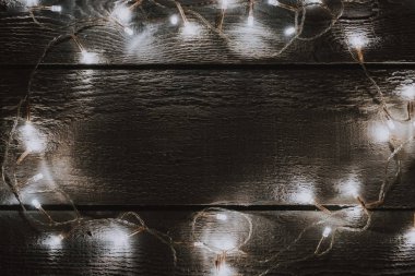 dekorasyon parlak ahşap arka plan üzerinde beyaz Noel ağacı ışıkları 