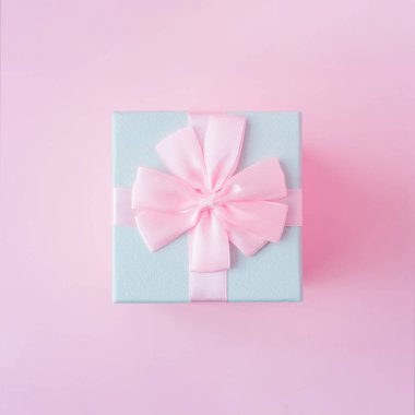 pembe ve mavi Noel Hediyelik kutu pastel zemin üzerinde. Yeni yıl hediyesi kavramı 