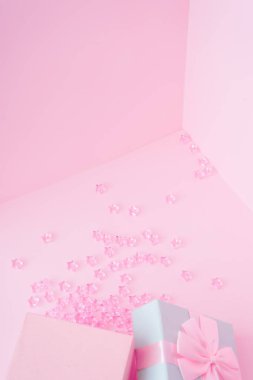 pastel zemin üzerinde yıldız süslemeli pembe Noel hediye kutusu en az bileşimi. Yeni yıl hediyesi kavramı 