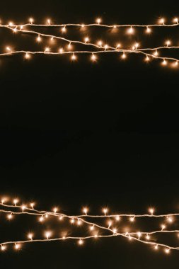 Noel ağacı ışıkları karanlık masa üstü. Rustik siyah yeni yıl en az arka plan 