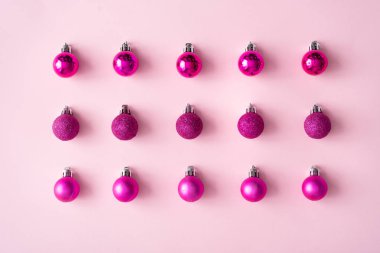 satır Plastik dekoratif Noel topları, yeni yıl kavramı pembe