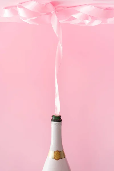 香槟酒瓶与粉红色的党的丝带 最小的庆祝概念 — 图库照片