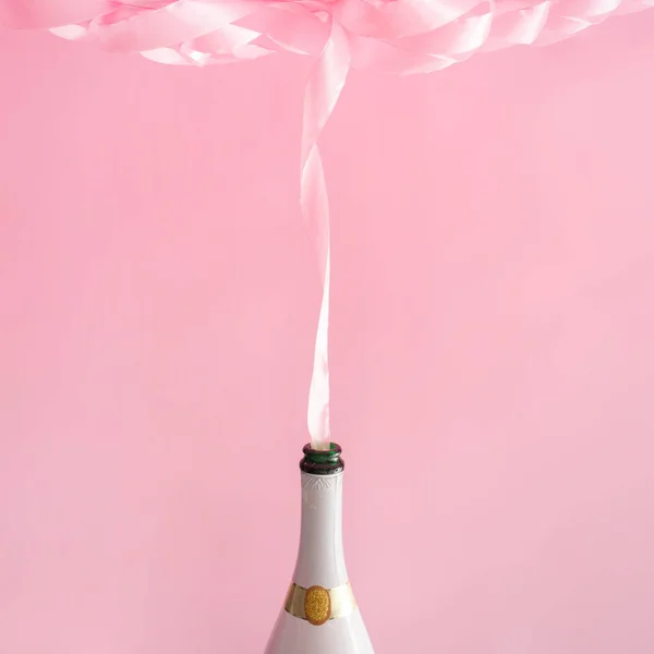 Champagnefles Met Roze Partij Lint Minimale Viering Concept — Stockfoto