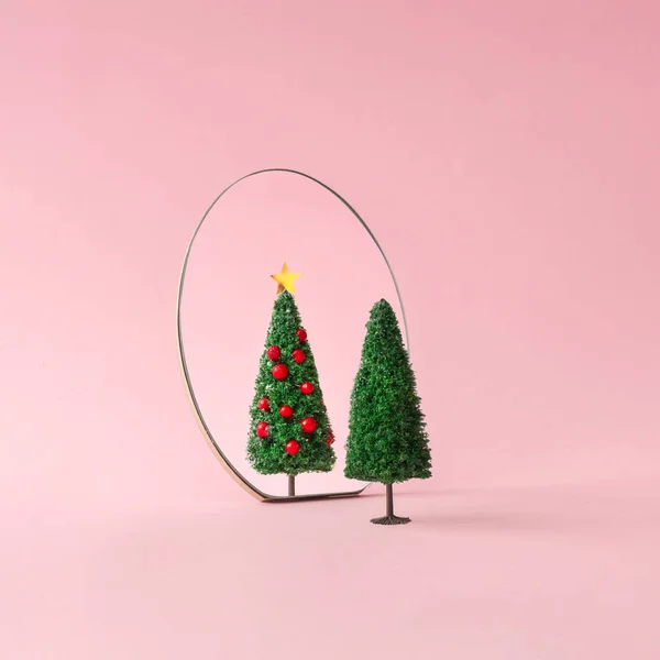 Árbol Navidad Reflejándose Espejo Sobre Fondo Rosa Pastel Concepto Decoración —  Fotos de Stock