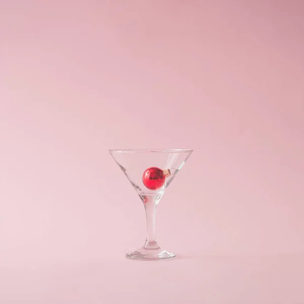 Julgran Dekoration Martiniglas Pastell Rosa Bakgrund Nyår Eve Party Konceptet — Stockfoto