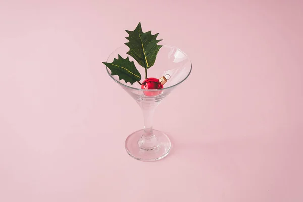 Vánoční Strom Dekorace Martini Sklenice Pastelově Růžové Pozadí Nový Rok — Stock fotografie