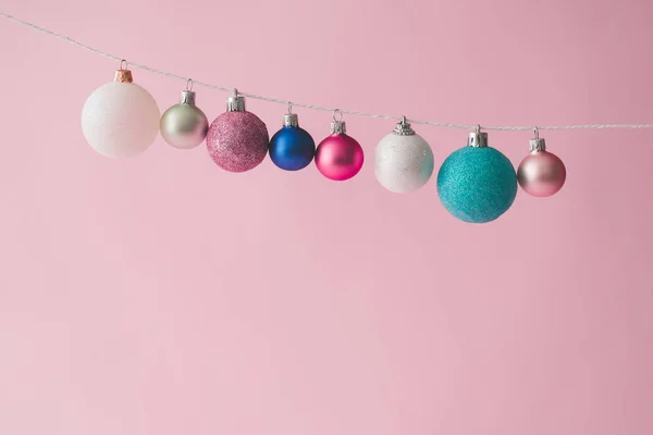 Kleurrijke Pastel Decoratie Kerstballen Roze Achtergrond Minimale Nieuwjaar Concept — Stockfoto
