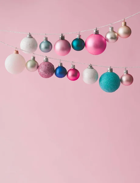 Πολύχρωμες Παστέλ Χριστουγεννιάτικη Διακόσμηση Μπάλες Ροζ Φόντο Ελάχιστη Έννοια Για — Φωτογραφία Αρχείου