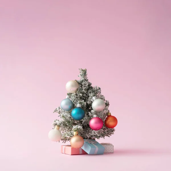 Kleurrijke Kerstboom Met Ballen Geschenkdozen Pastel Roze Minimale Nieuwjaar Concept — Stockfoto