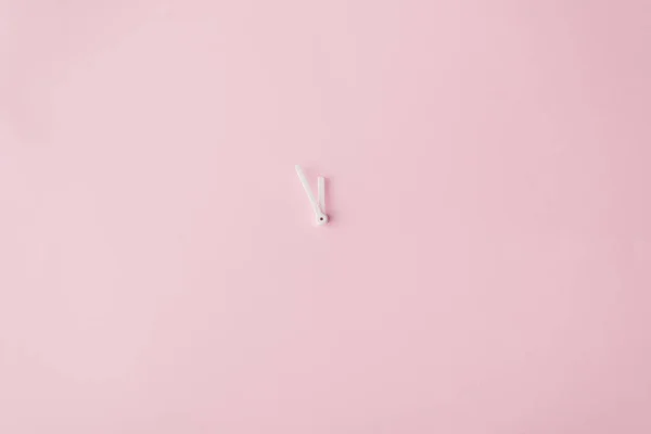 Klok Handen Pastel Roze Geschilderde Muur Minimale Tijd Concept — Stockfoto