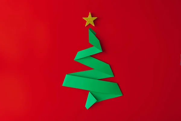 Skládaný Papírový Vánoční Stromeček Stylově Minimální Origami Červeném Pozadí Blahopřání — Stock fotografie