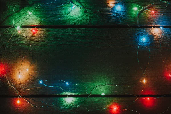 Árvore Natal Colorido Luzes Decoração Fundo Madeira Brilhante — Fotografia de Stock