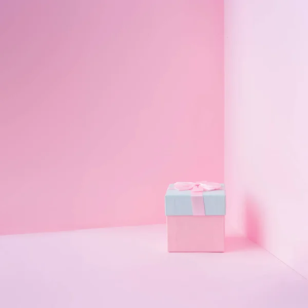 Caja Regalo Navidad Pastel Fondo Esquina Rosa Año Nuevo Concepto — Foto de Stock