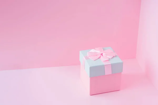 Розовый Синий Рождественский Подарочная Коробка Пастельном Фоне Новогодний Подарок — стоковое фото