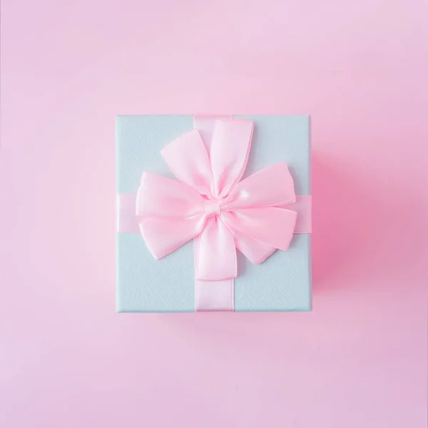 Розовый Синий Рождественский Подарочная Коробка Пастельном Фоне Новогодний Подарок — стоковое фото