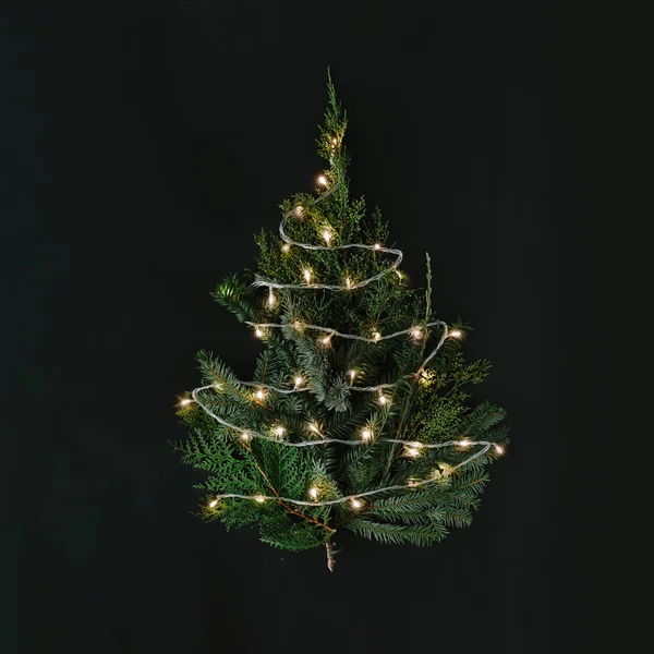 Weihnachtsbaum Mit Lichtern Auf Dunklem Tisch Rustikaler Neujahrshintergrund — Stockfoto