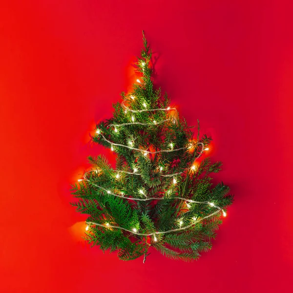Noel Ağacı Işıkları Kırmızı Masada Rustik Yeni Yıl Arka Plan — Stok fotoğraf