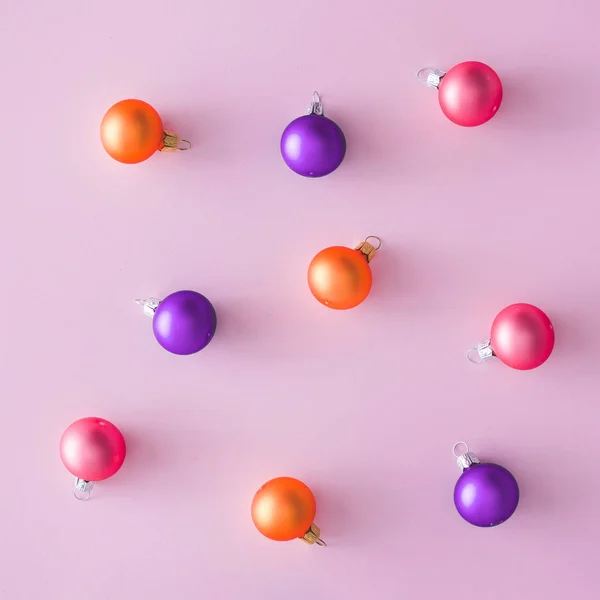 Kreatives Layout Aus Farbenfroher Weihnachtsdekoration Auf Rosa Hintergrund — Stockfoto