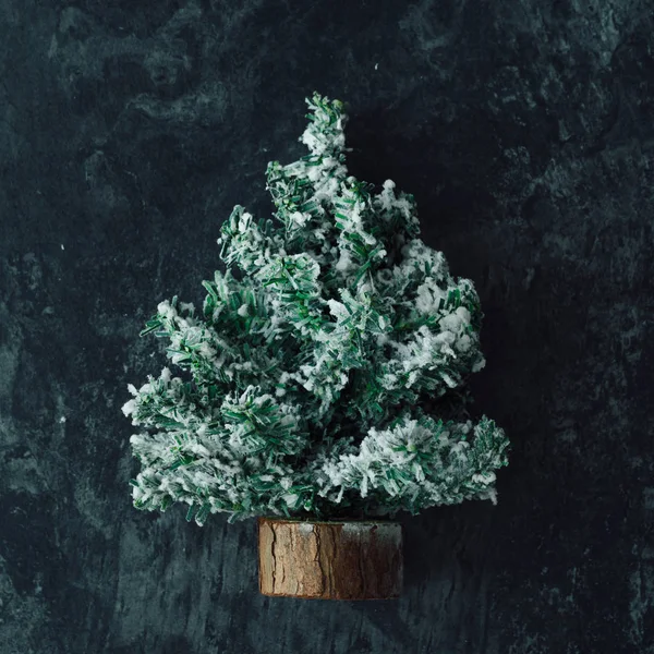 Weihnachtsbaum Aus Tannenzweigen Auf Marmortisch Hintergrund Zum Neuen Jahr — Stockfoto