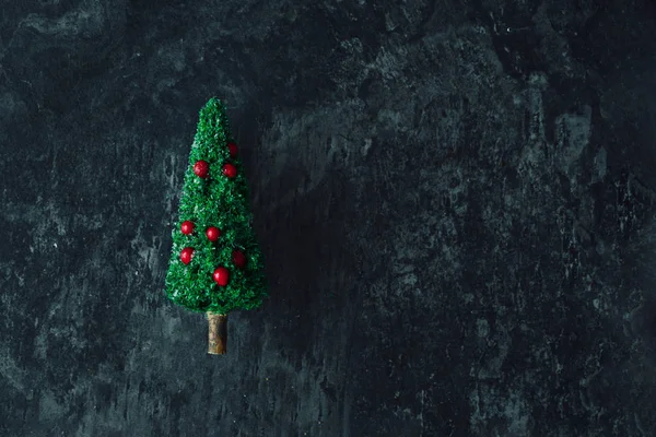 Χριστουγεννιάτικο Δέντρο Κόκκινα Μούρα Μαύρο Μαρμάρινο Τραπέζι Φόντο Νέο Έτος — Φωτογραφία Αρχείου