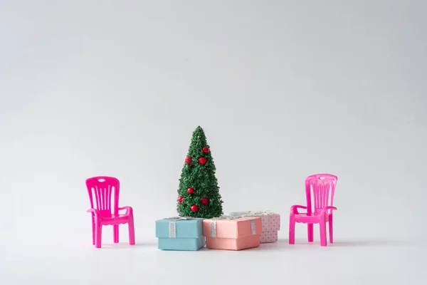 圣诞树与礼品盒和粉红色的椅子 最小的新年概念 — 图库照片