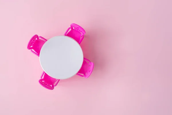 Vaaleanpunaiset Tuolit Valkoinen Pöytä Pastellitaustalla Huippunäkymä Minimaalinen Käsite — kuvapankkivalokuva