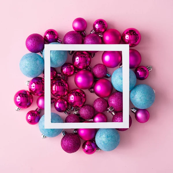 Біла Рамка Пластикових Рожевих Синіх Декоративних Різдвяних Кульках Новорічна Концепція — стокове фото