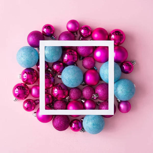 Witte Frame Kunststof Roze Blauwe Decoratieve Kerstballen Nieuwjaar Concept — Stockfoto