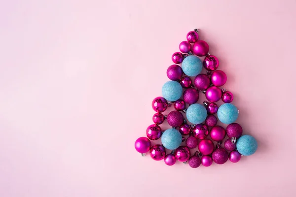 Minimální Vánoční Strom Vyrobený Plastu Růžové Modré Dekorativní Vánoční Koule — Stock fotografie
